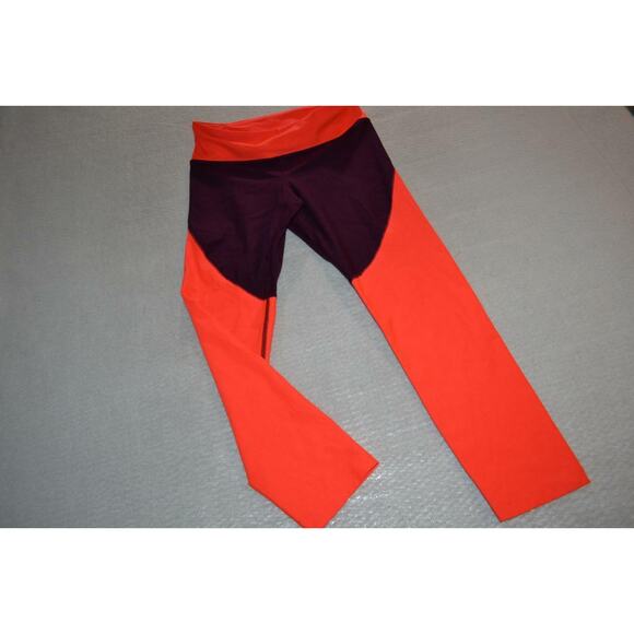 24310-a Womens Under Armour Gym Pants Workout Capris Size Medium Fitted Pink - Picture 1 of 7